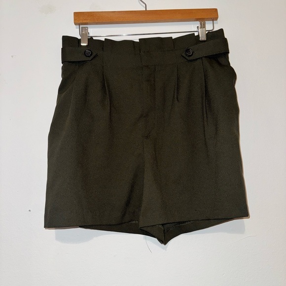 Belted high waisted shorts - Picture 1 of 3